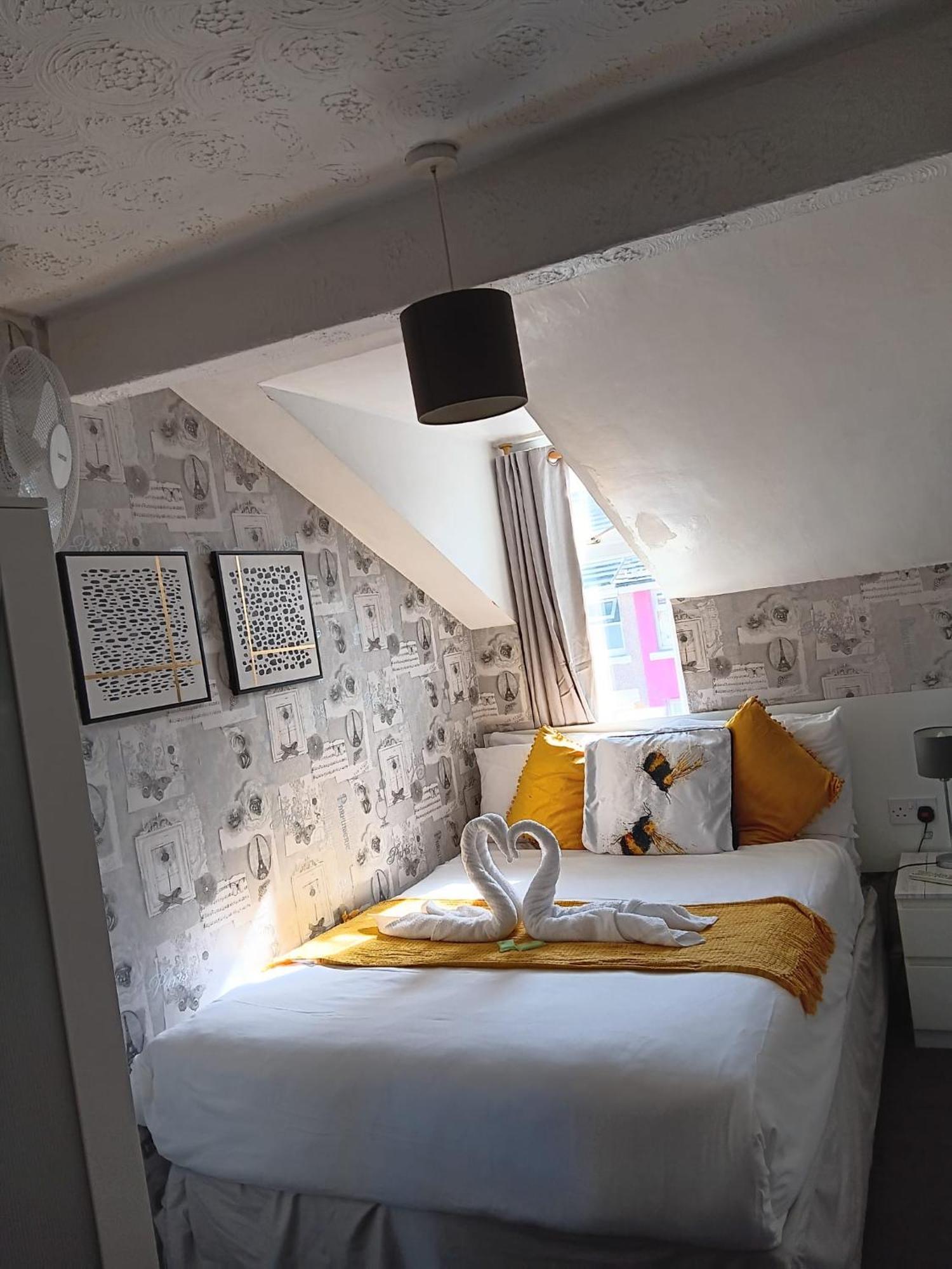 Small Double Room,1637727036:JPEG