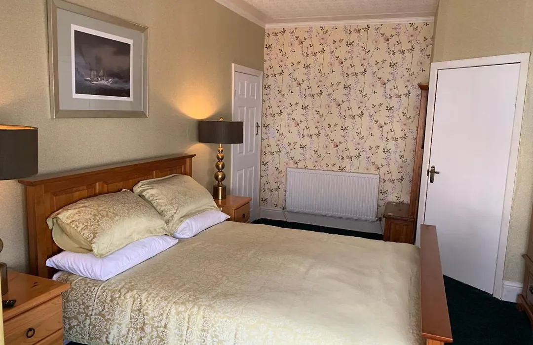 Heather Glen. Six Bedroom Home Near The Sea.-1