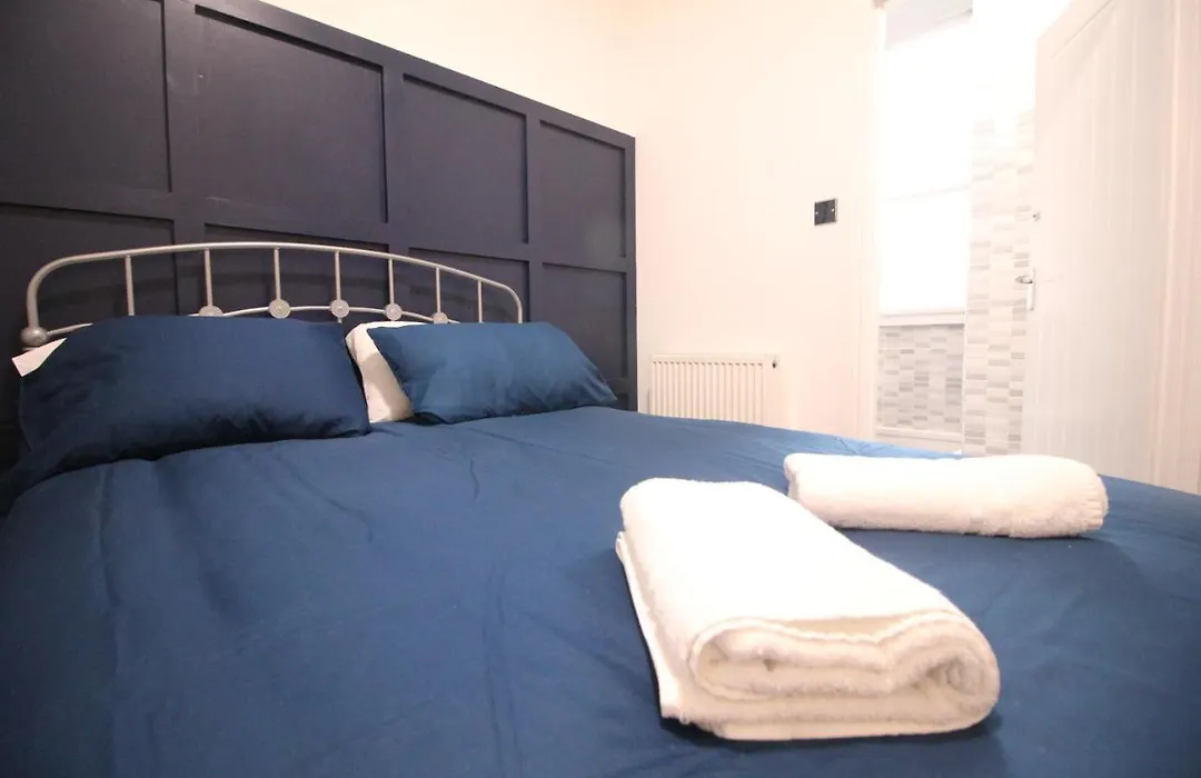 Media Manor - Fully Refurbished In 2022 - Large 6 Bedrooms, 3 Bathrooms Plus Media Games Room-1
