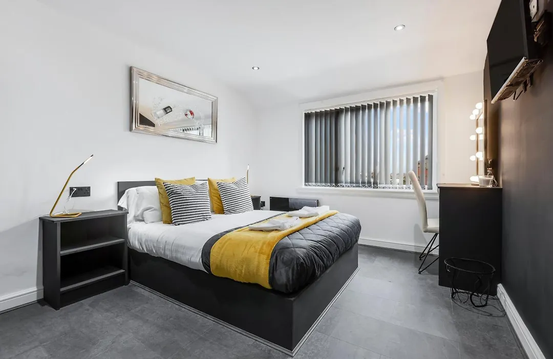 Two Bed Modern Apartment 5Min Walk To Town Centre With Free Parking ! Under New Management-1
