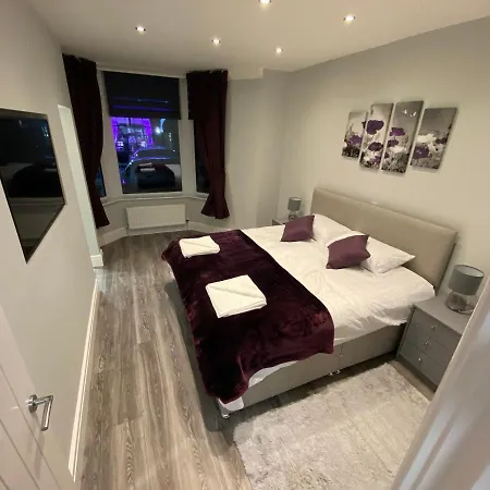 Edward Place Luxury Hot Tub Apartments-3