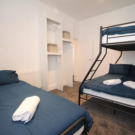 Media Manor - Fully Refurbished In 2022 - Large 6 Bedrooms, 3 Bathrooms Plus Media Games Room-3