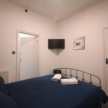 Media Manor - Fully Refurbished In 2022 - Large 6 Bedrooms, 3 Bathrooms Plus Media Games Room-2