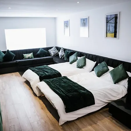 Modern House Sleeps 18 Or Perfect For Large Family.-2