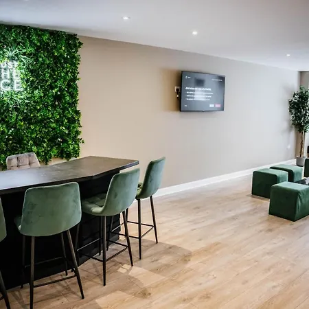 Modern House Sleeps 18 Or Perfect For Large Family.-3