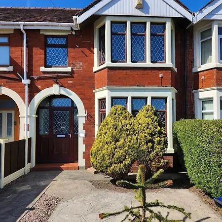 Delightful Newly Renovated 3-Bed House With Garden Beach Hut-3