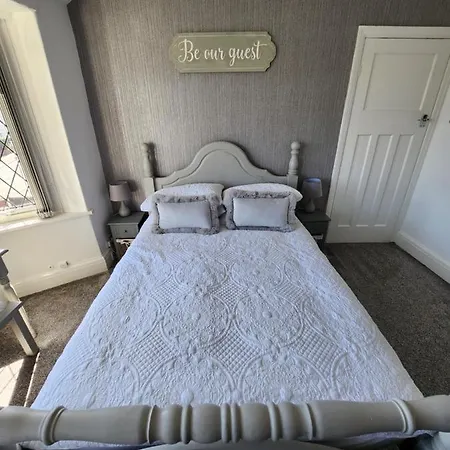 Delightful Newly Renovated 3-Bed House With Garden Beach Hut-2