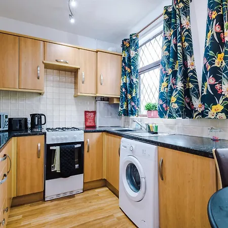 Cosy 2 Bedroom House-Short Drive From Blackpool Pleasure Beach-3