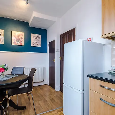 Cosy 2 Bedroom House-Short Drive From Blackpool Pleasure Beach-2