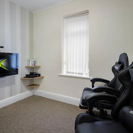 Arnside - Spacious 10-Bedroom Seaside Cottage With Hot Tub-2