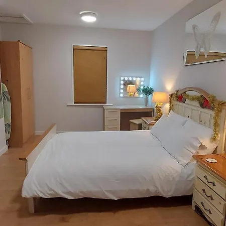 The Enigma - 2 Master Bedrooms Sleeps 6-3