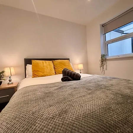 Franks Apt 1 - Outdoor Courtyard - Sleeps 6-2