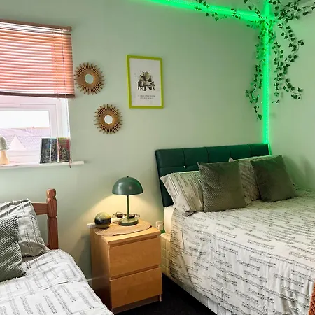 Winter Gardens Large Modern Home Foxhall Guest House-3