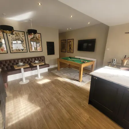 Tower Suites - Hot Tub Sleeps 14-3