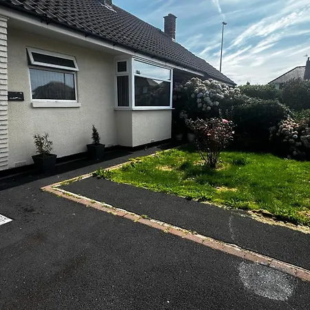 Chic 2-Bed Loft Bungalow, Cleveleys, Near Beach-3