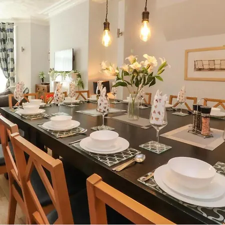 7-Bed Beachside Retreat - Sleeps 14 & Pet Friendly-2