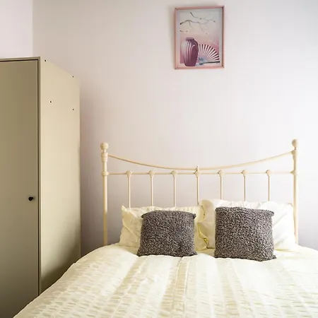Seaside - House - Sleeps 10 - Parking - Garden-3