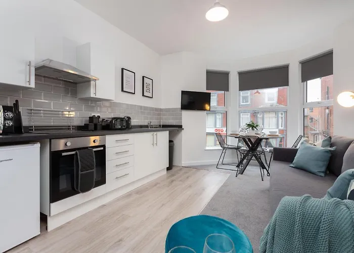 Charles Alexander Short Stay - Charnley House Apartments