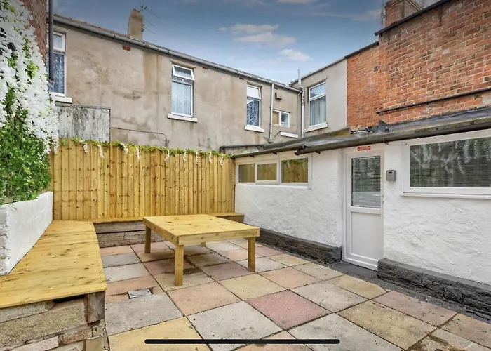 Sunnyside Aparthotel Tropical Suite, 10 Min From Blackpool Tower, Outside Space, Free Parking