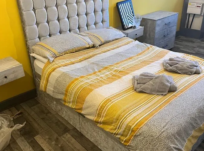 Town Center Large 2 Bedroom - Sleeps Up To 6 - Dogs Welcome - 2 Minutes From Train Station