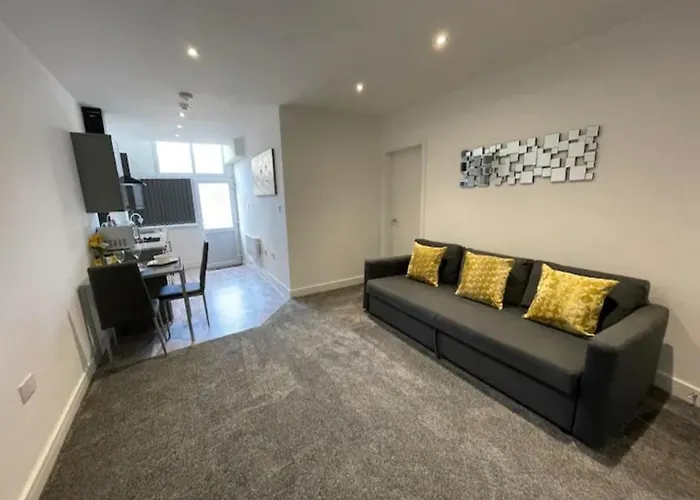 Newly Refurbished Clarendon Apartments, Free Wifi, Parking