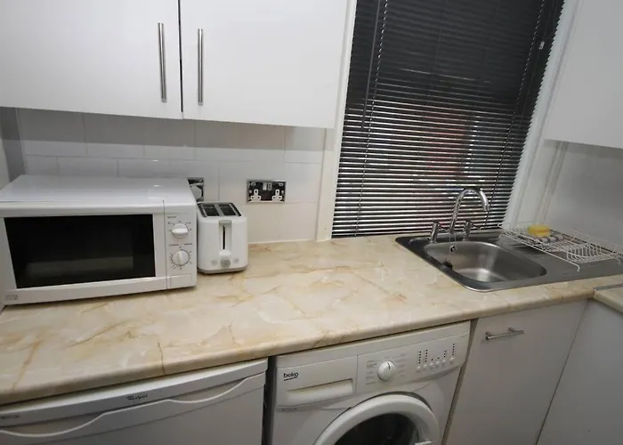 Barton Beachside - Penthouse Twobedroom , Double & Twins - Central Beach & Promenade Location - Over 21'S, Family Friendly Only, Id Required, Stairs Access, Free Parking
