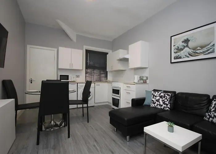 Barton Beachside - Penthouse Twobedroom , Double & Twins - Central Beach & Promenade Location - Over 21'S, Family Friendly Only, Id Required, Stairs Access, Free Parking