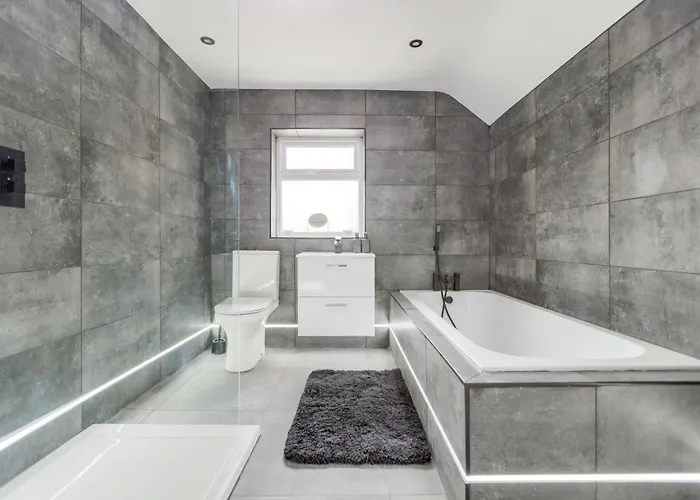 Two Bed Modern Apartment 5Min Walk To Town Centre With Free Parking ! Under New Management