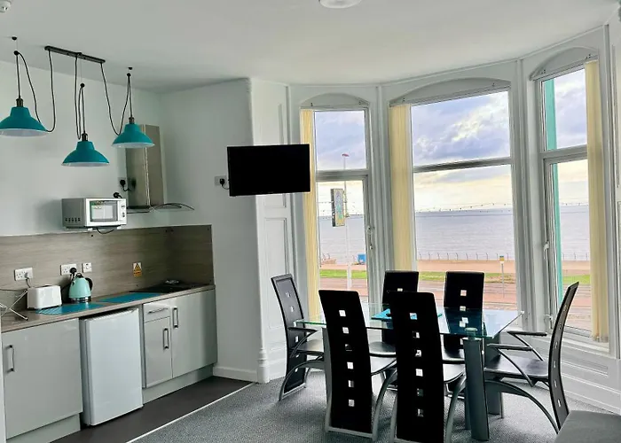 The Charlton - Sea Front Apartments & Studio Rooms