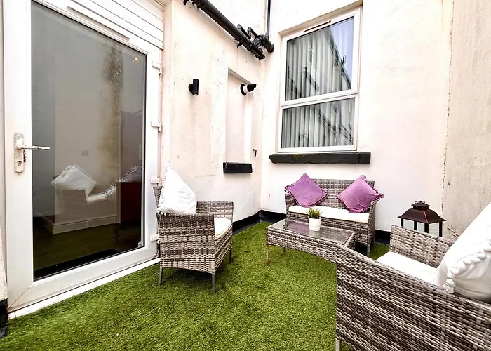 Franks Apt 2 - Outdoor Balconies - Sleeps 8 Blackpool