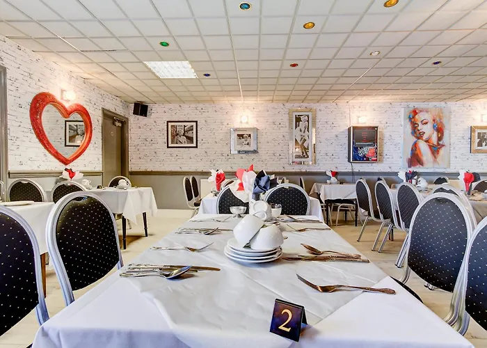 Sandringham Court & Apartment Welcoming Large And Small Groups For 16 Years