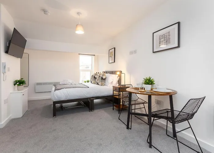 Charles Alexander Short Stay - Charnley House Apartments