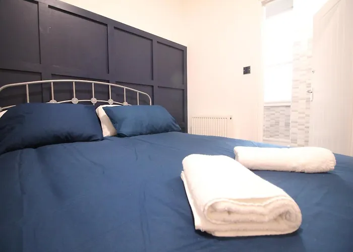 Media Manor - Fully Refurbished In 2022 - Large 6 Bedrooms, 3 Bathrooms Plus Media Games Room