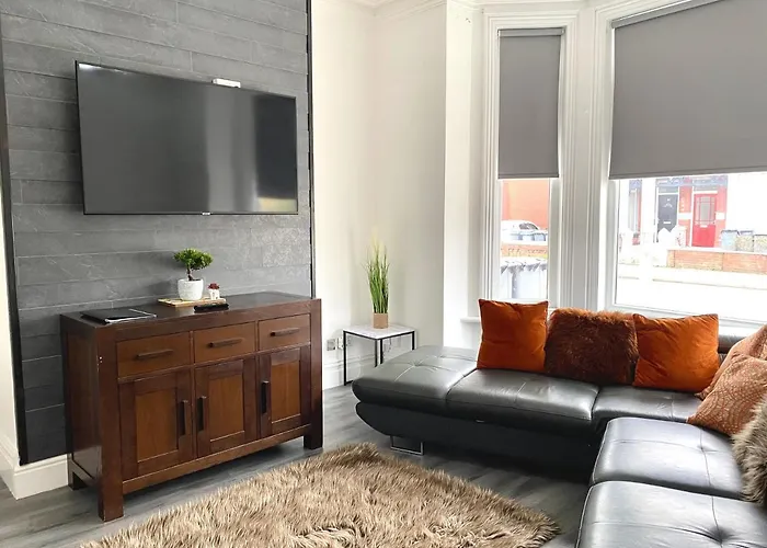 4 Bed Family House Near Beach By Blackpool Service Apartments