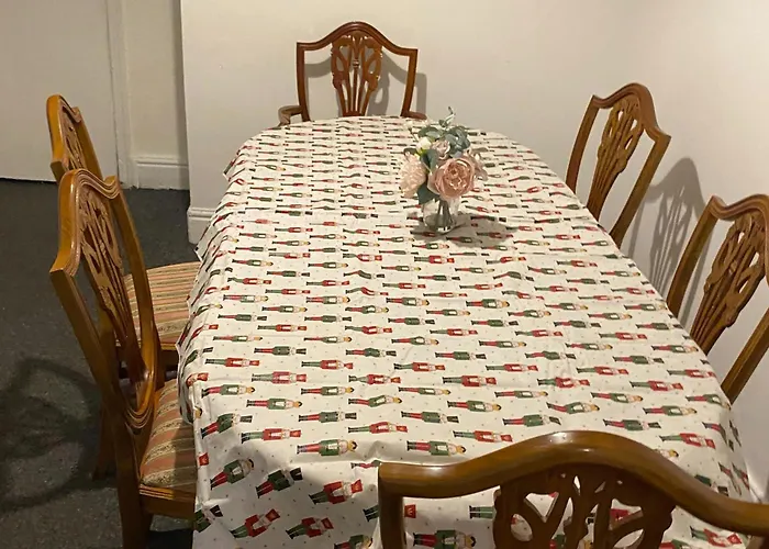 Seaside - House - Sleeps 10 - Parking - Garden
